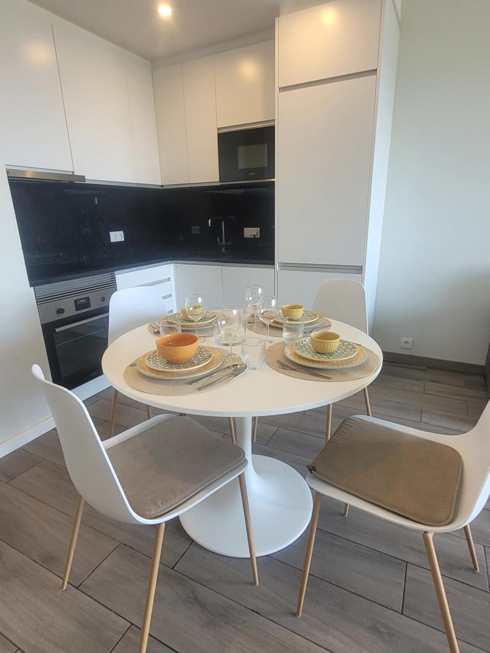 Kitchen or kitchenette, Dining area