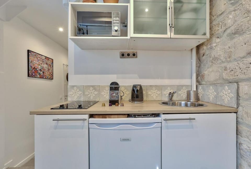 Studio walking distance from Marais with mobile AC Apartment in Paris