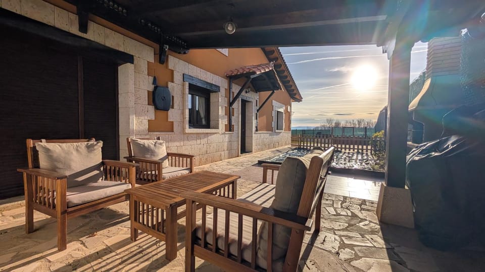 Patio, Day, Balcony/Terrace, Dining area