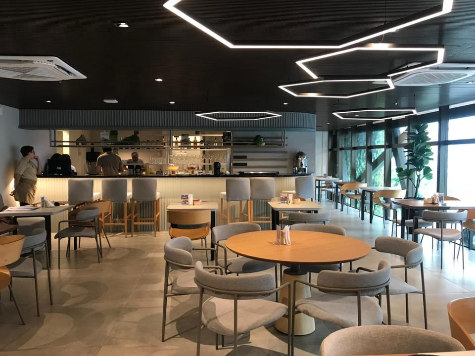 Restaurant/places to eat, Lounge or bar