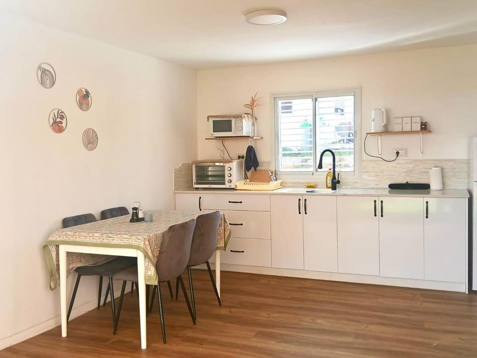 Coffee/tea facilities, Kitchen or kitchenette, Dining area, stove, toaster
