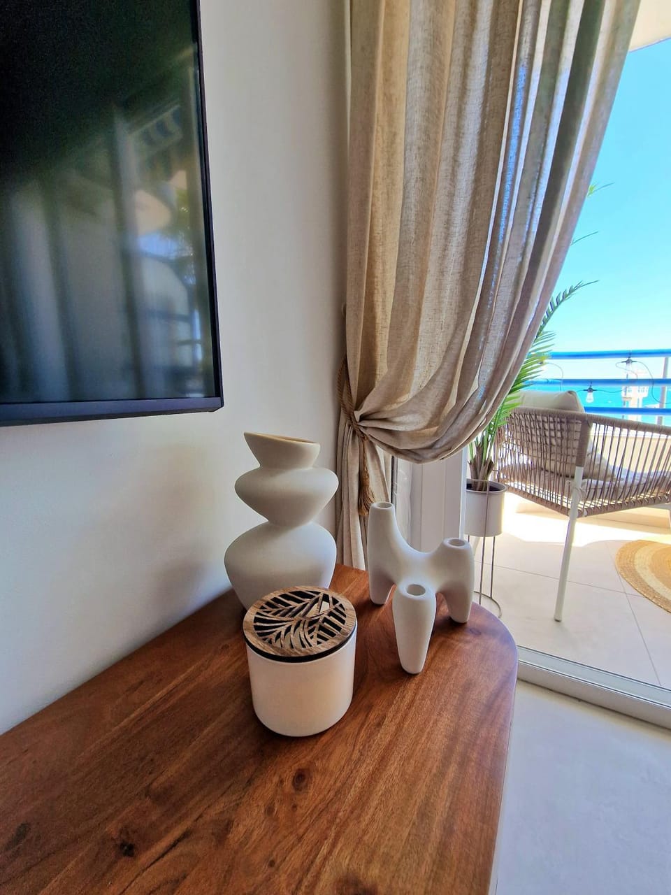 View (from property/room), Balcony/Terrace, Living room, Seating area, Sea view