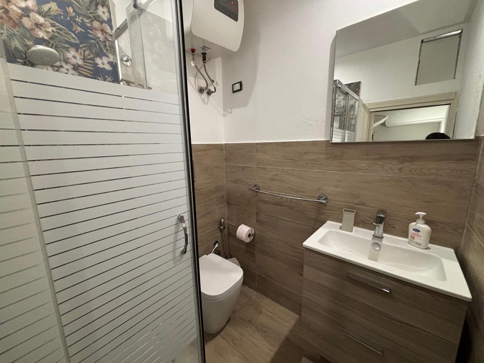Shower, Toilet, Bathroom, towels