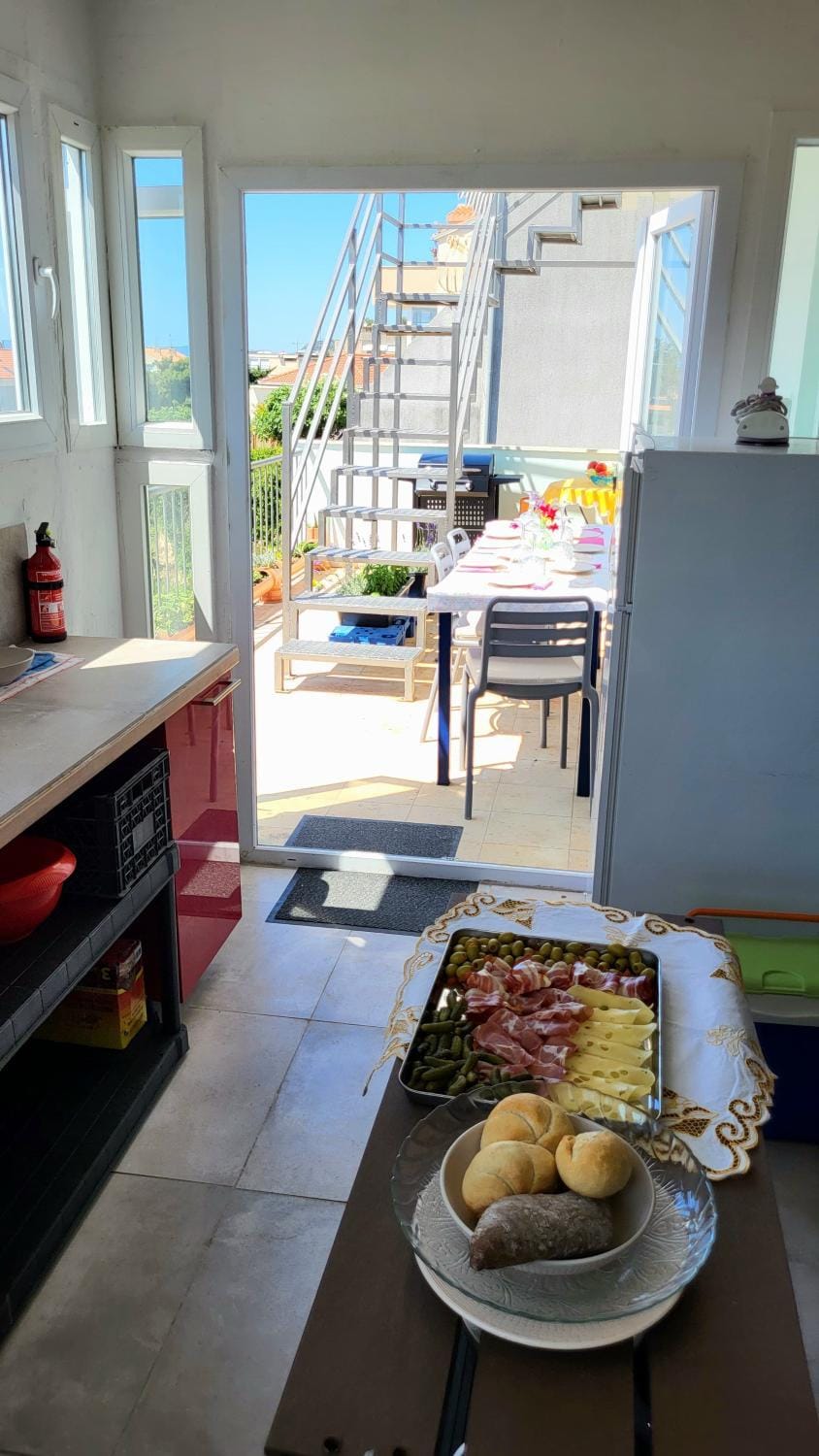 View (from property/room), Balcony/Terrace, Food and drinks, Dining area, Food