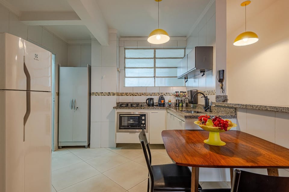 Coffee/tea facilities, Kitchen or kitchenette, Dining area, oven, stove