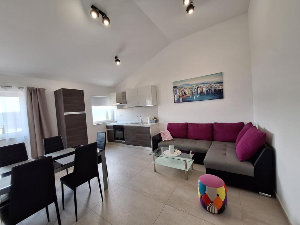 Kitchen or kitchenette, Living room, Seating area, Dining area, oven, stove