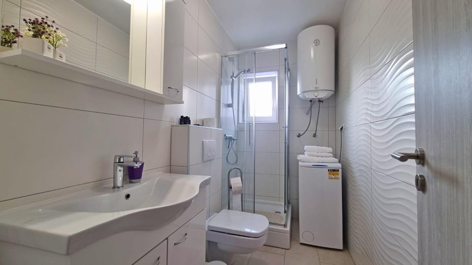 Shower, Toilet, Bathroom, towels, washing machine