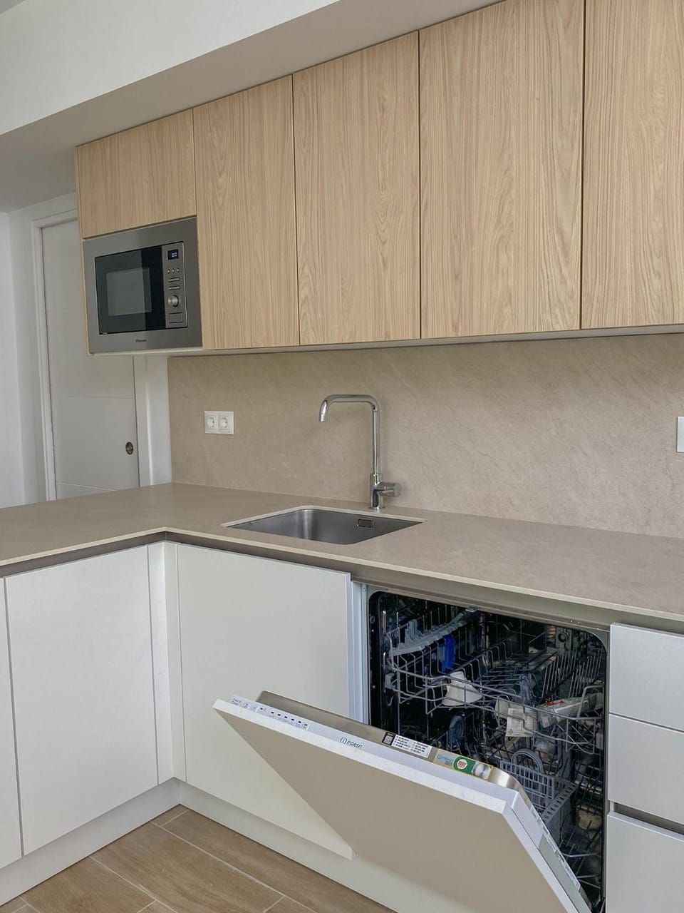 Kitchen or kitchenette, dishwasher