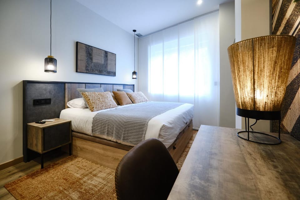 Bed, TV and multimedia, Photo of the whole room, Bedroom