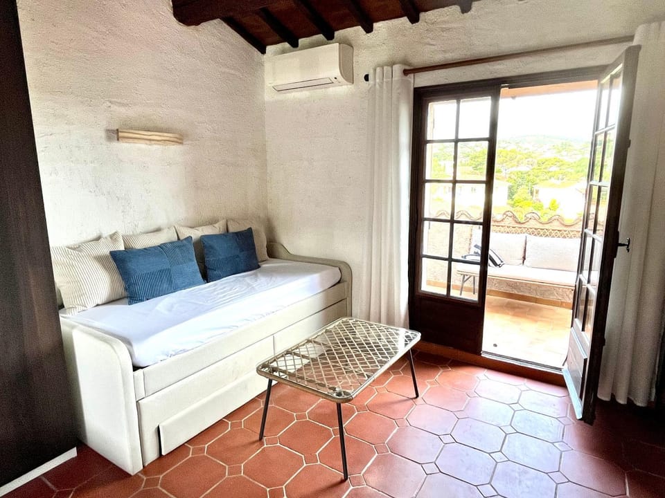 Living room, air conditioner