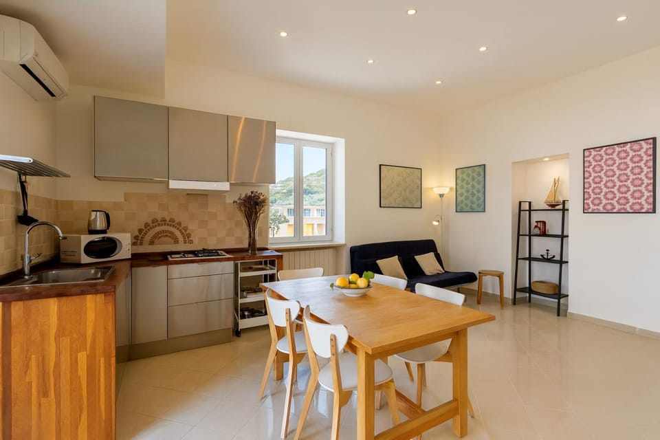 Kitchen or kitchenette, Living room, Seating area, Dining area, minibar, oven, pet friendly, stove