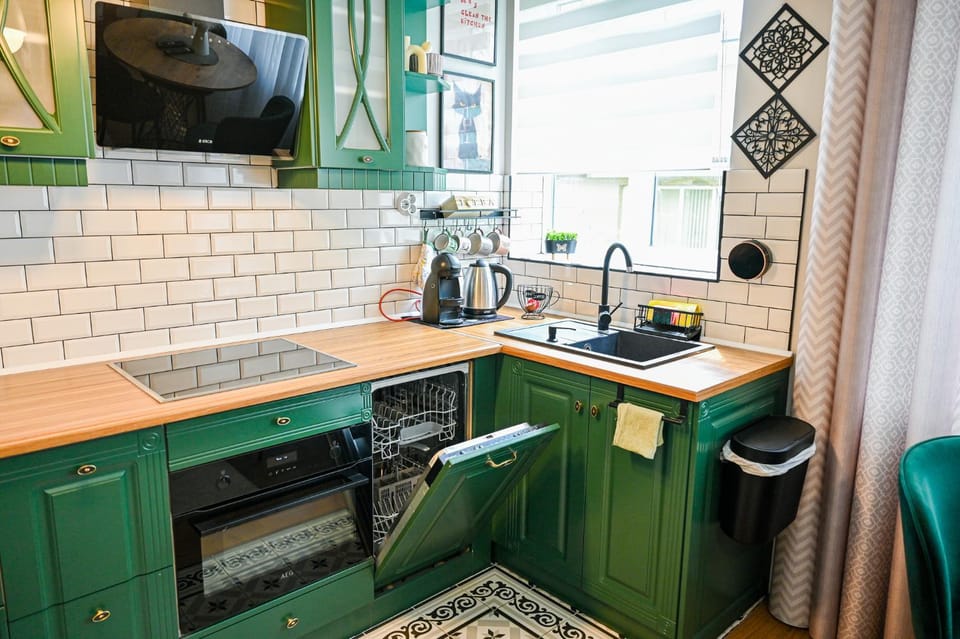 Coffee/tea facilities, Kitchen or kitchenette, dishwasher, oven, stove, toaster