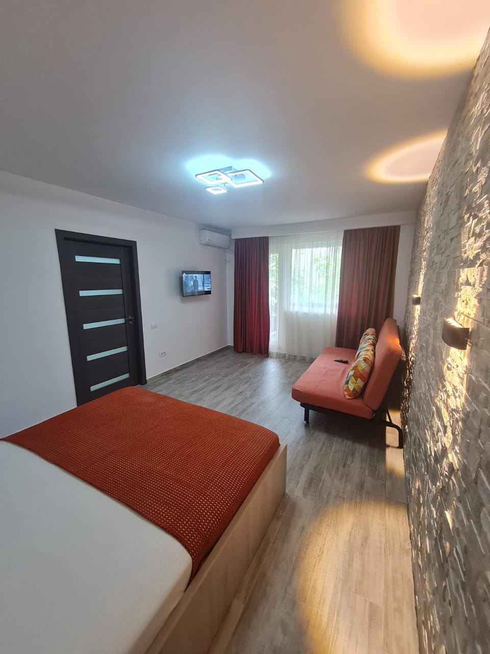 Bed, TV and multimedia, Living room, Photo of the whole room, Seating area, Bedroom
