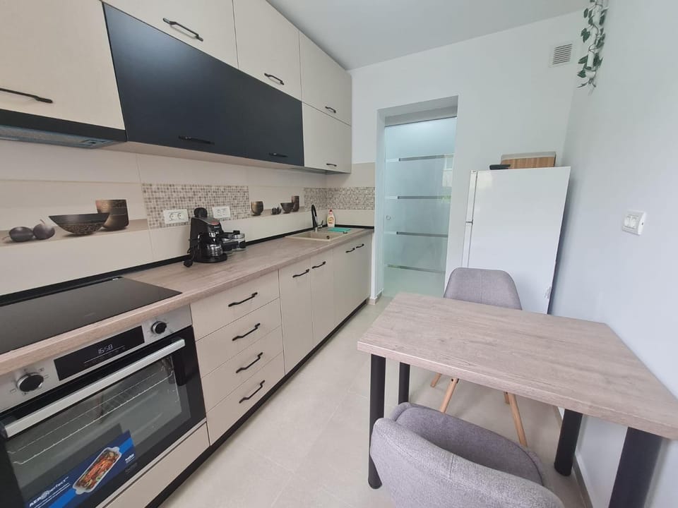 Kitchen or kitchenette, Dining area, oven, stove