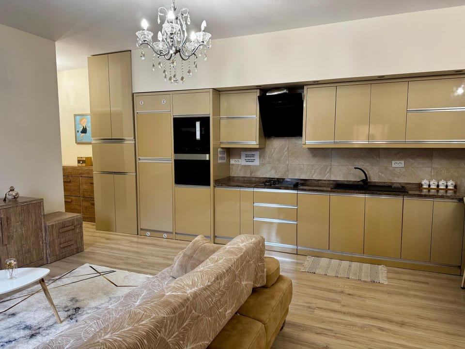 Kitchen or kitchenette, Dining area, minibar, oven, stove