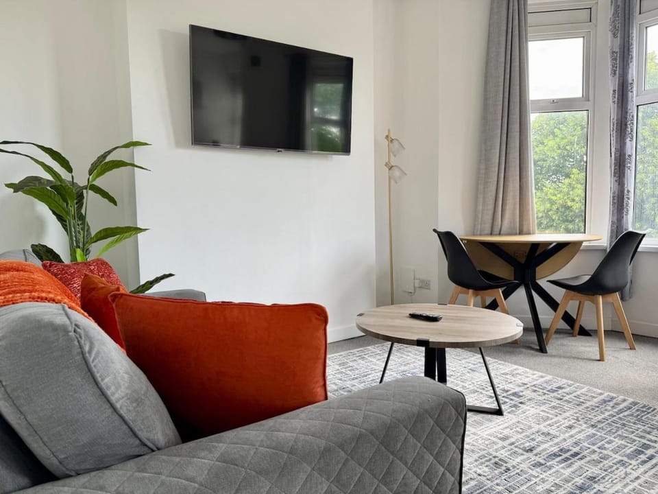 TV and multimedia, Living room, Seating area, Dining area, Evening entertainment