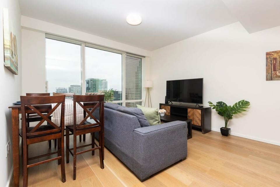 Snug 3BR HighRise with Pool, Spa & Rooftop Views Apartment in Los Angeles