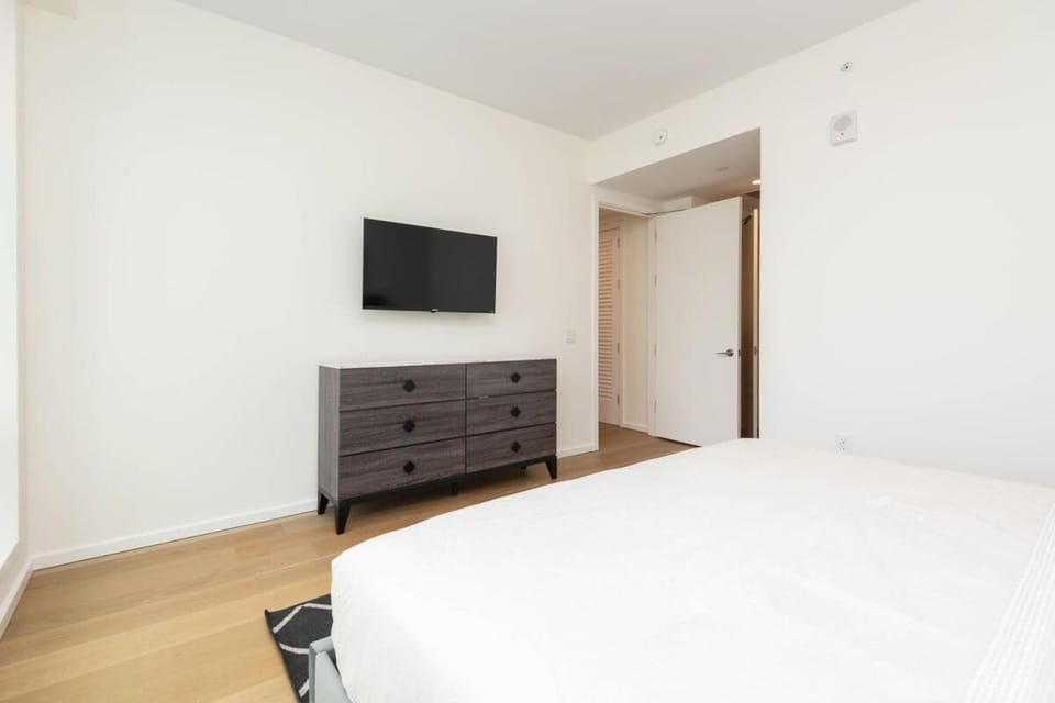 Snug 3BR HighRise with Pool, Spa & Rooftop Views Apartment in Los Angeles