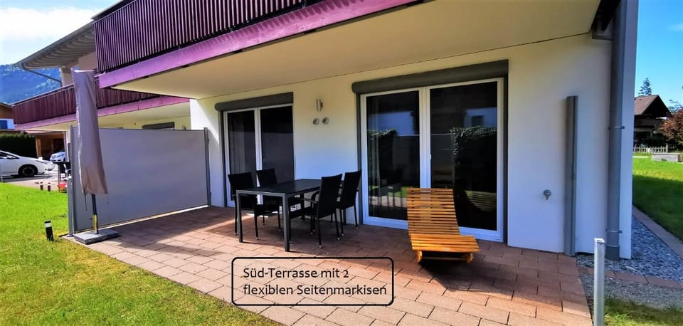 Property building, Day, Balcony/Terrace