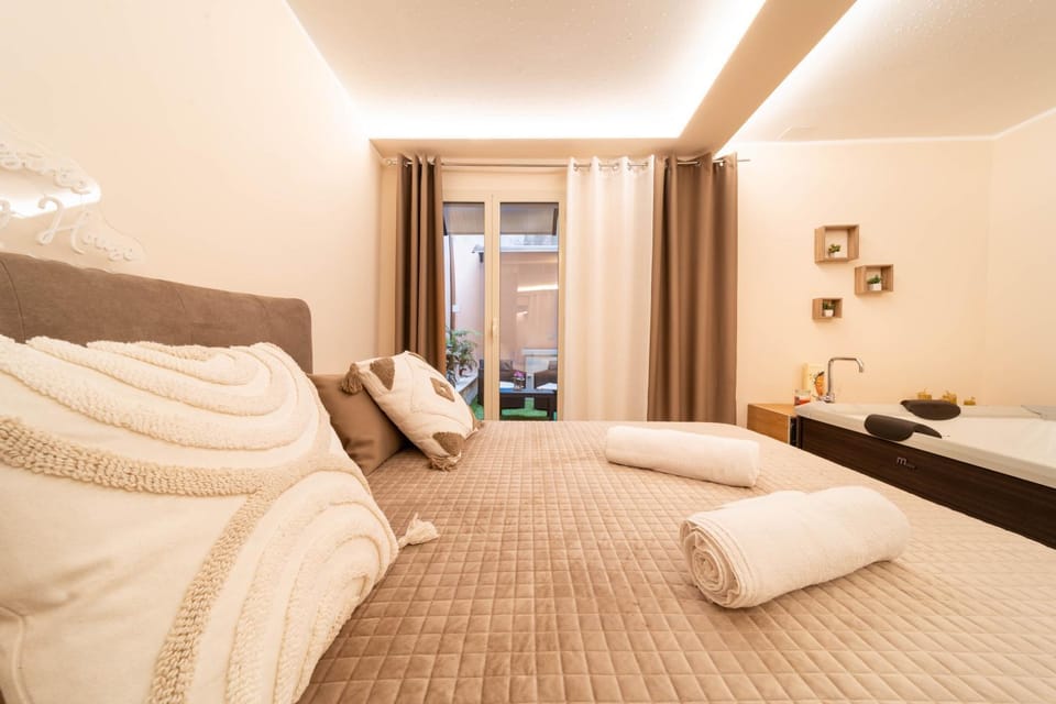 Bed, Hot Tub, Bedroom