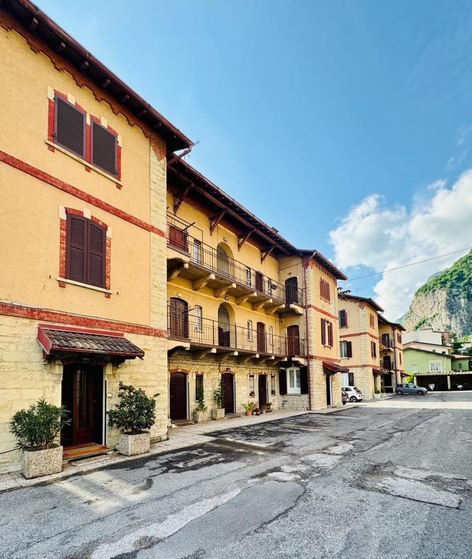 Property building, Neighbourhood, Street view, Location, Parking