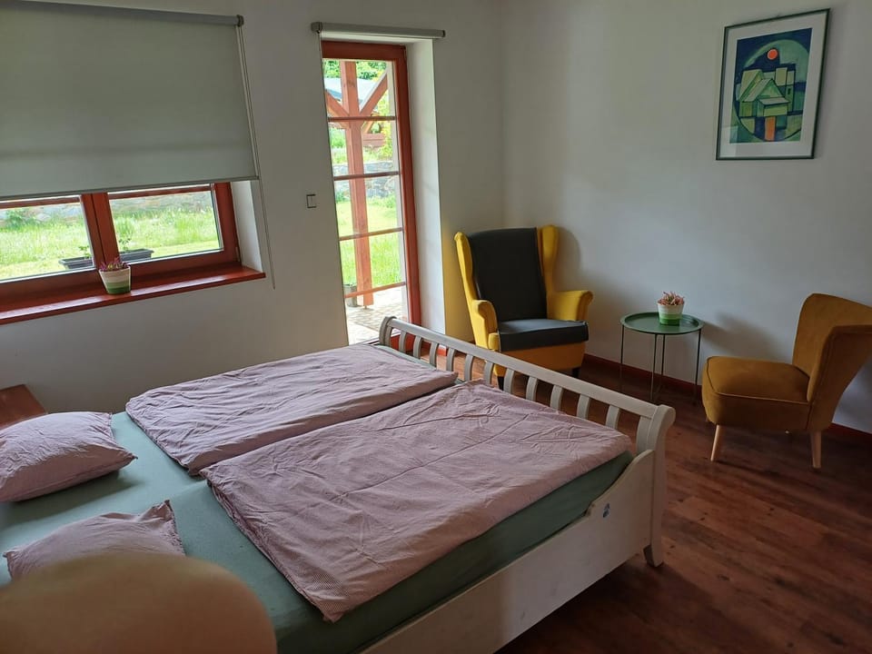 Bed, Photo of the whole room, Seating area, Bedroom