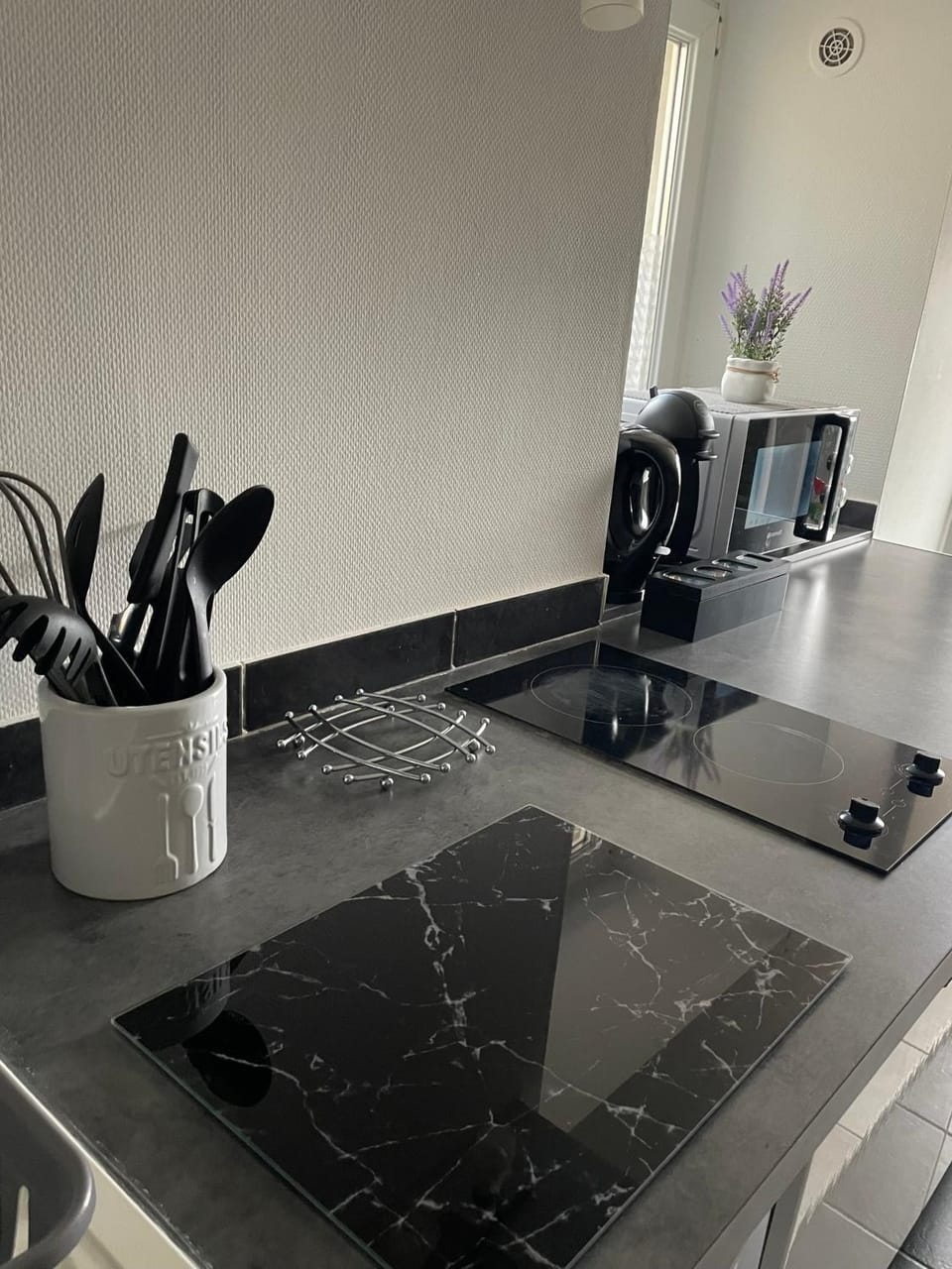 Coffee/tea facilities, Kitchen or kitchenette, microwave, storage