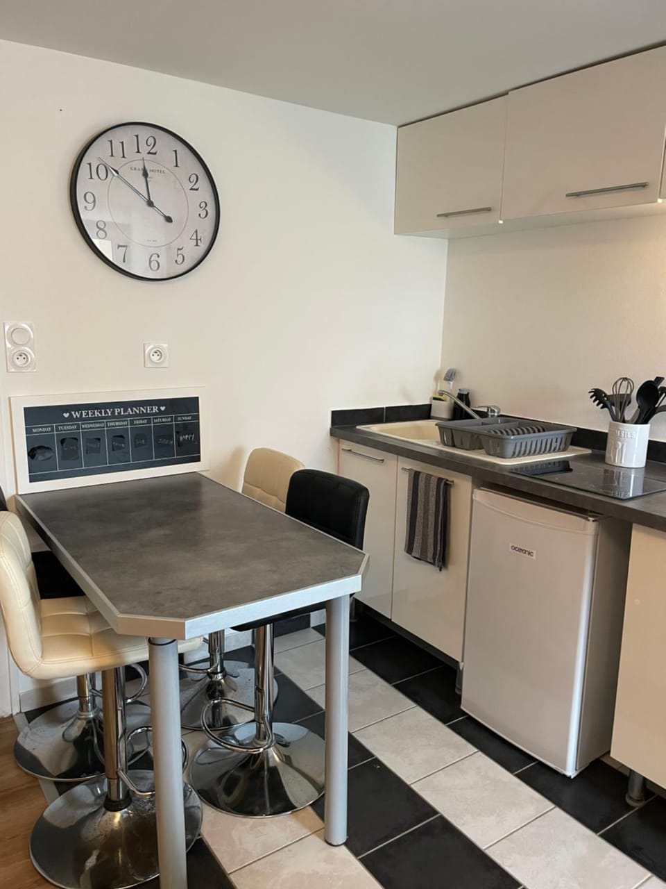 Coffee/tea facilities, Kitchen or kitchenette, Dining area, kitchen