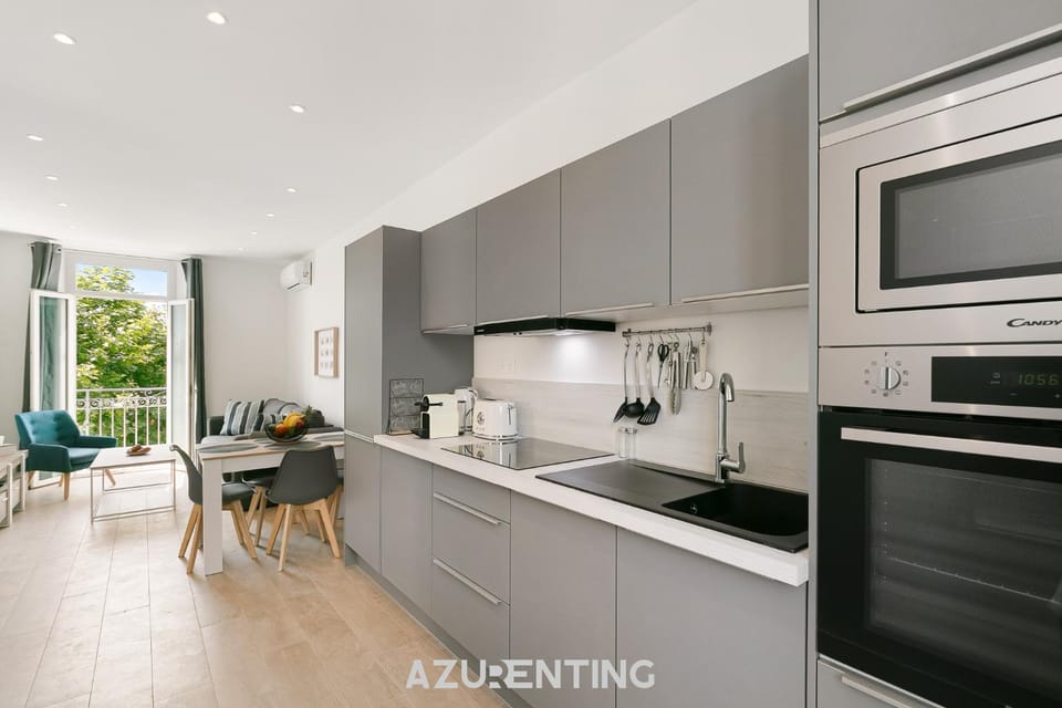 Coffee/tea facilities, Dining area, dishwasher, microwave, oven, stove, toaster, kitchen