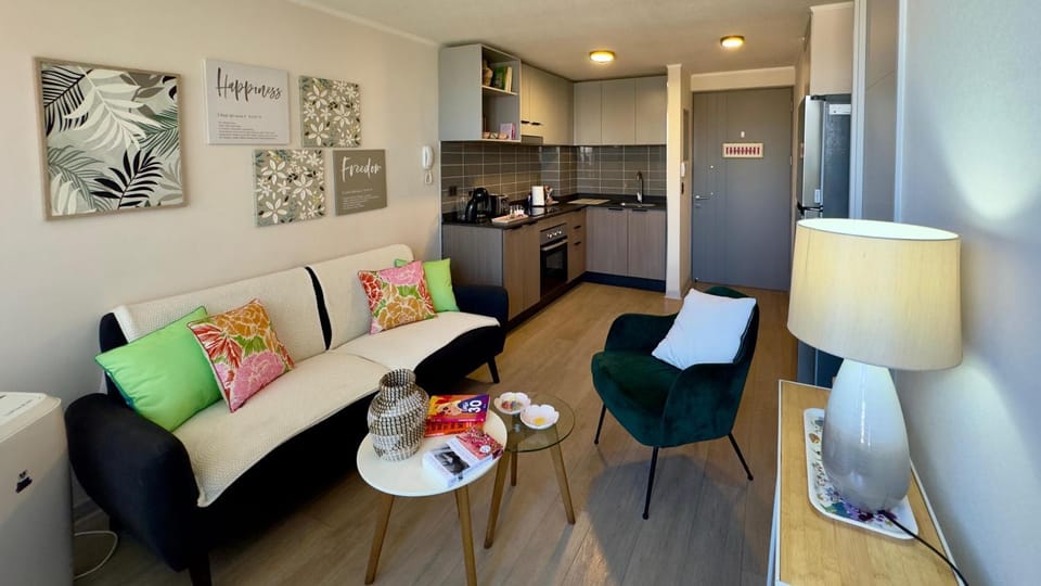 Kitchen or kitchenette, Living room, Seating area, Dining area, oven, stove