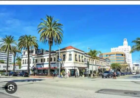 Walk to Santa Monica Beach Pier Boardwalk Venice Apartment in Santa Monica