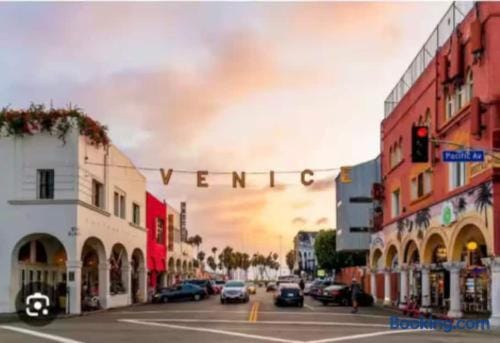 Walk to Santa Monica Beach Pier Boardwalk Venice Apartment in Santa Monica