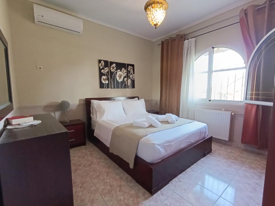 Bed, Photo of the whole room, Bedroom, towels, air conditioner