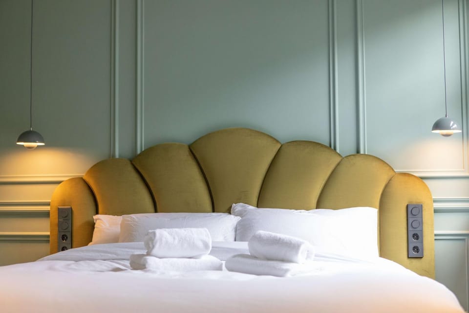 Bed, Bedroom, towels