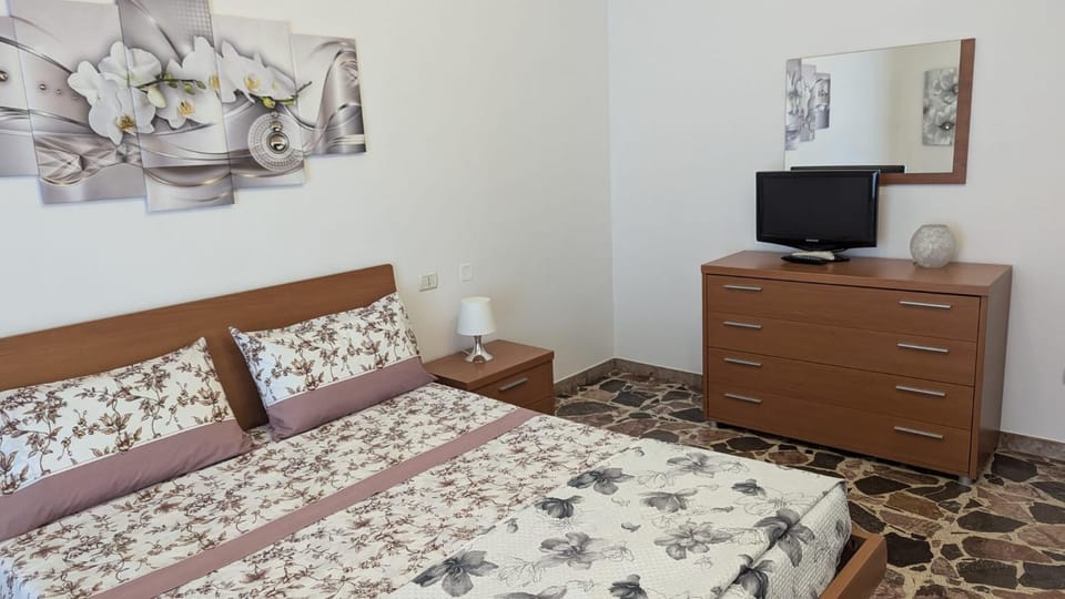 TV and multimedia, Photo of the whole room, Bedroom
