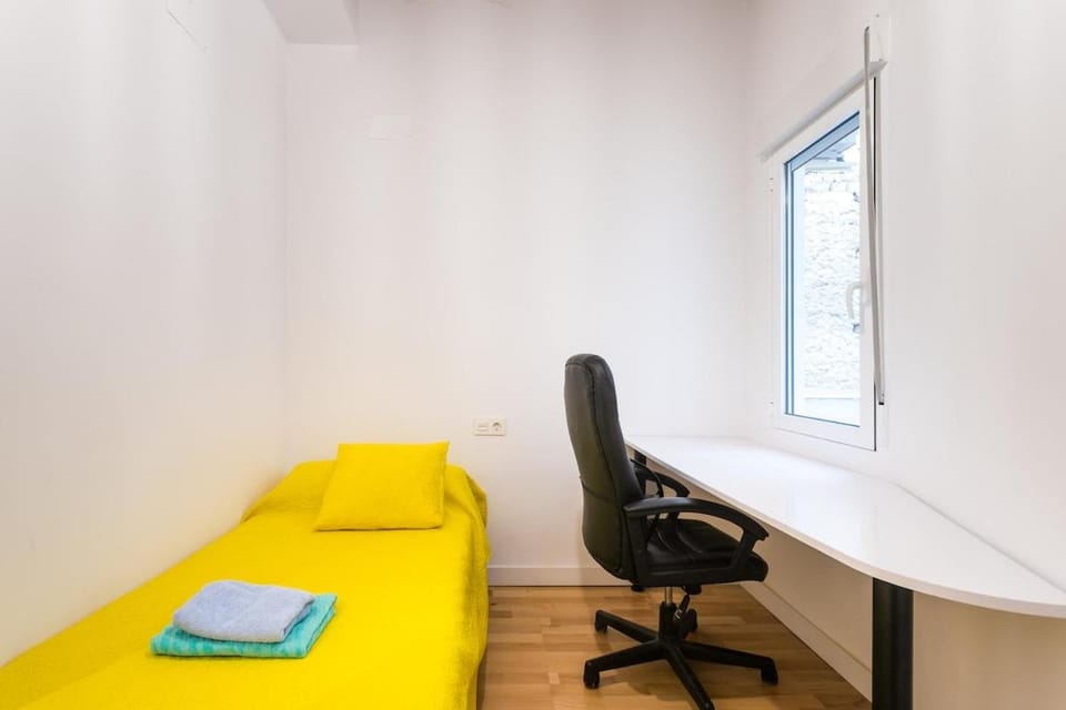 Bed, Seating area