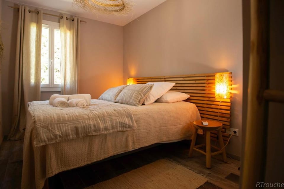 Bed, Photo of the whole room, Bedroom, towels