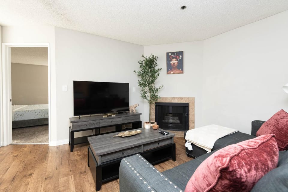 2BR Hollywood Apt with Rooftop Pool & Stunning Views Apartment in Hollywood