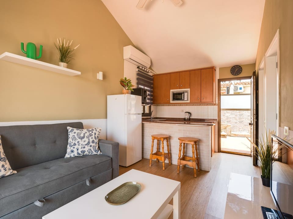 TV and multimedia, Kitchen or kitchenette, Living room, Seating area, Dining area, stove