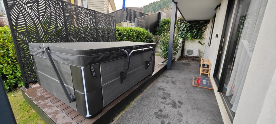 Property building, Hot Tub, Hot Tub, Balcony/Terrace