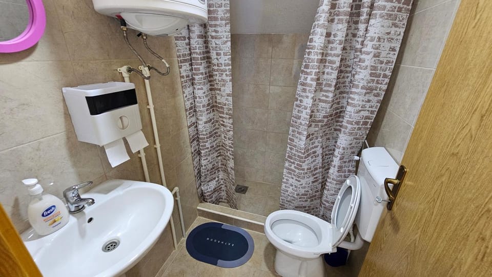 Shower, Toilet, Bathroom, towels