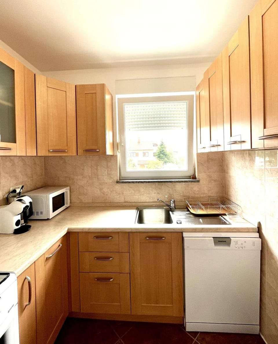 Coffee/tea facilities, dishwasher, microwave, kitchen