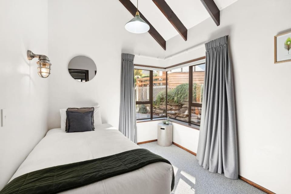 Iconic Queenstown Views, Spa Pool, Walk To Town House in Queenstown