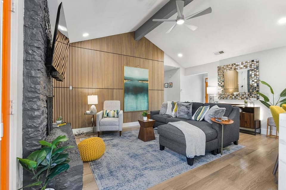 TV and multimedia, Living room, Seating area, fireplace