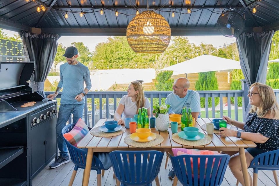 Patio, People, BBQ facilities, Balcony/Terrace, Dining area, Food, Guests, Drinks, group of guests, Family