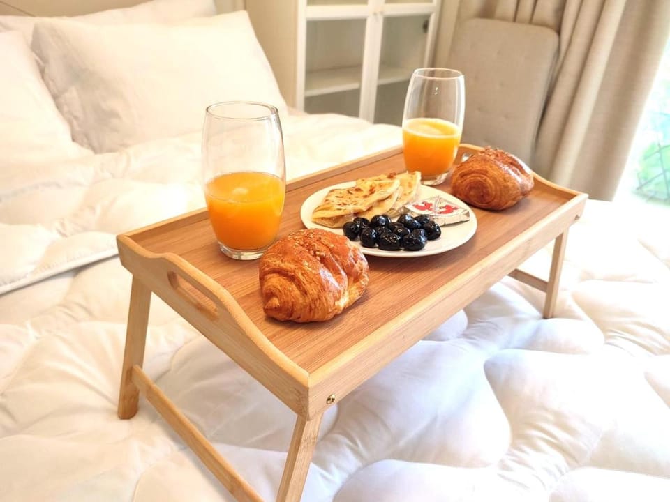Bed, Food and drinks, Photo of the whole room, Bedroom, Continental breakfast, Drinks