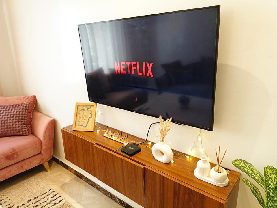 TV and multimedia, Living room, Seating area, Evening entertainment, Guests, Family