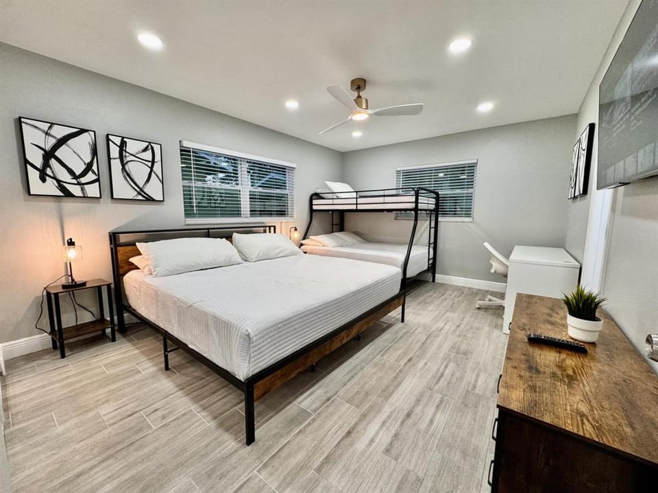 Beautifully Renovated Home 8 Mins to DT Tampa House in Tampa