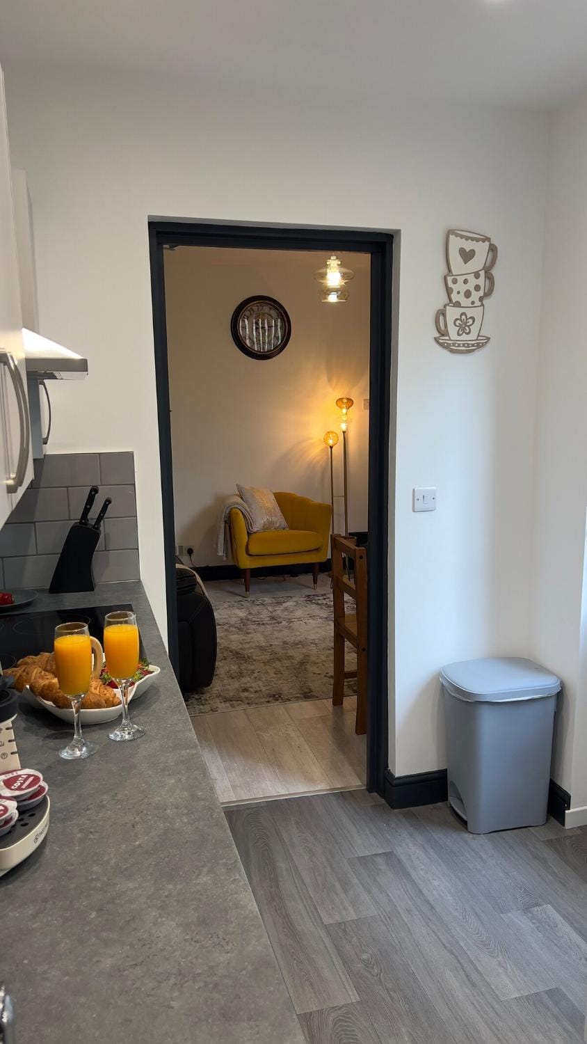 Photo of the whole room, kitchen