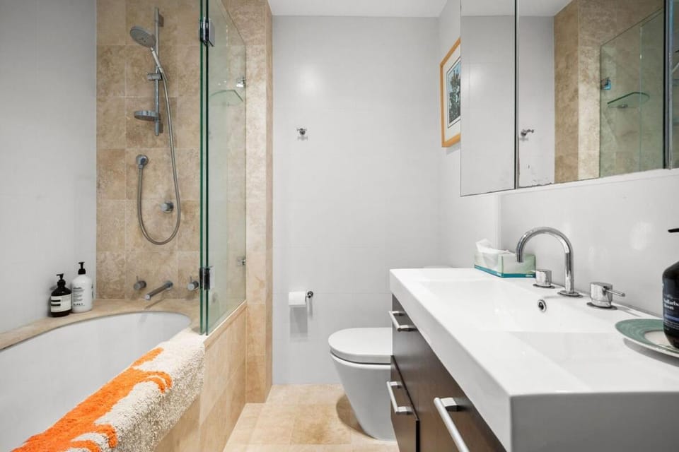 Stylish Fully Renovated Luxe 3BR, 2BA Balmain Terrace near Parks, Ferry, Cafes & Pubs House in Sydney